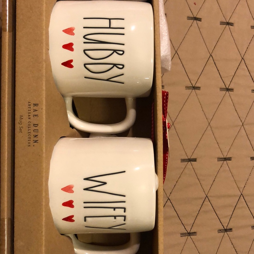 NIB Rae Dunn Hubby/Wifey mug set